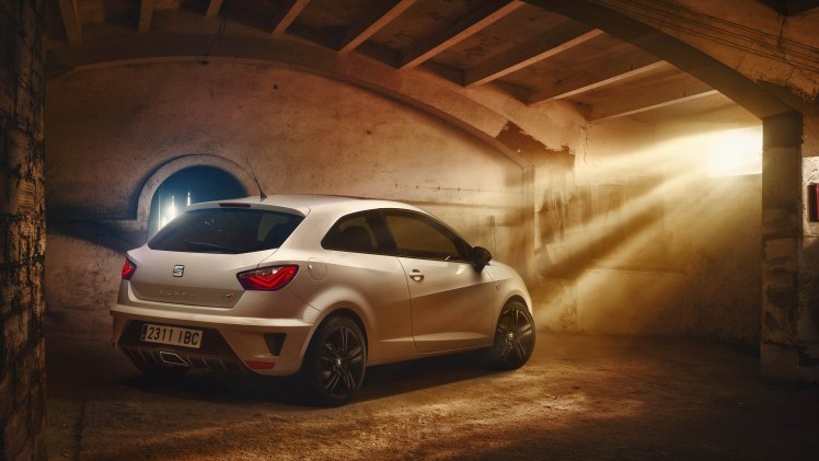 De nieuwe Seat Ibiza Cupra deelt zijn motor met de Volkswagen Polo GTI. Dat betekent 192 pk en 320 Nm, een snellere sprint naar 100 km/h en een hogere topsnelheid. Maar dat is niet het enige.