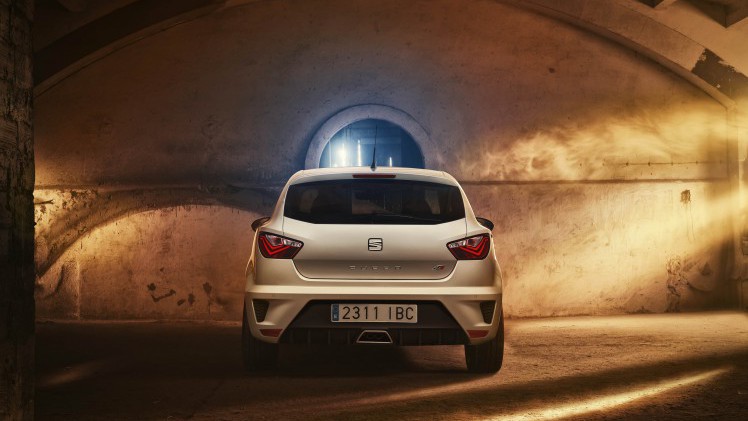 De nieuwe Seat Ibiza Cupra deelt zijn motor met de Volkswagen Polo GTI. Dat betekent 192 pk en 320 Nm, een snellere sprint naar 100 km/h en een hogere topsnelheid. Maar dat is niet het enige.