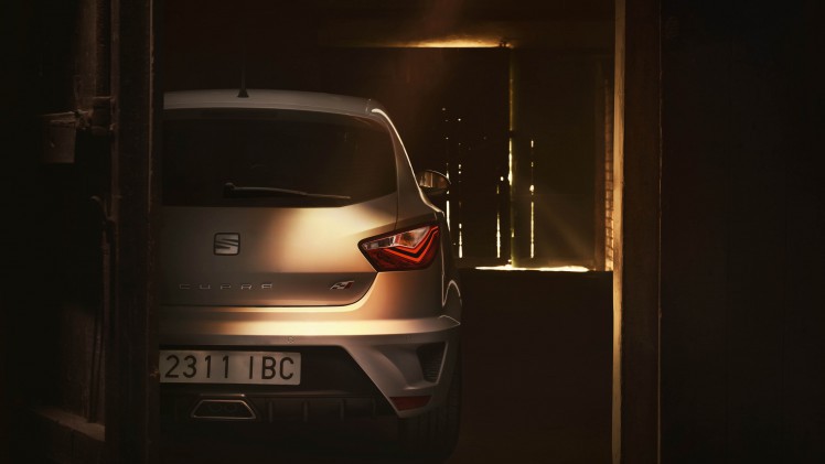 De nieuwe Seat Ibiza Cupra deelt zijn motor met de Volkswagen Polo GTI. Dat betekent 192 pk en 320 Nm, een snellere sprint naar 100 km/h en een hogere topsnelheid. Maar dat is niet het enige.