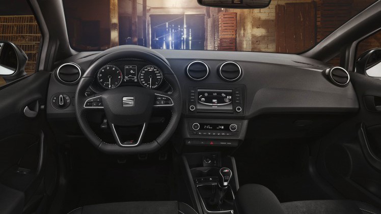 De nieuwe Seat Ibiza Cupra deelt zijn motor met de Volkswagen Polo GTI. Dat betekent 192 pk en 320 Nm, een snellere sprint naar 100 km/h en een hogere topsnelheid. Maar dat is niet het enige.
