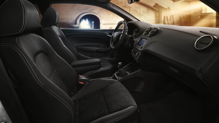 De nieuwe Seat Ibiza Cupra deelt zijn motor met de Volkswagen Polo GTI. Dat betekent 192 pk en 320 Nm, een snellere sprint naar 100 km/h en een hogere topsnelheid. Maar dat is niet het enige.