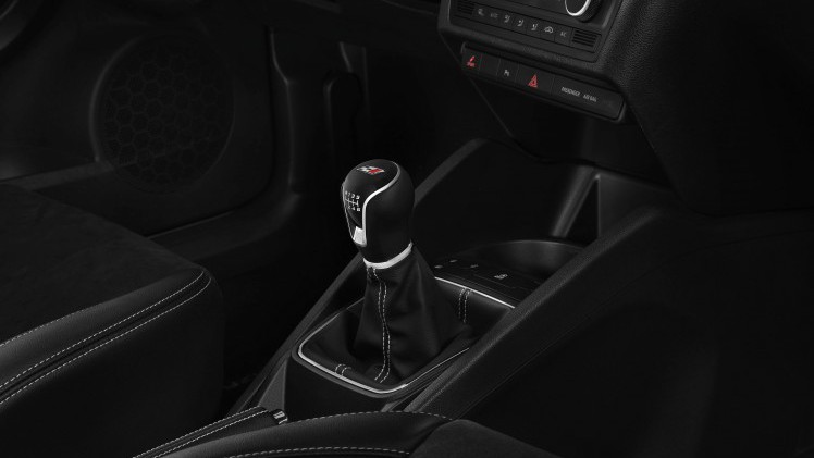 De nieuwe Seat Ibiza Cupra deelt zijn motor met de Volkswagen Polo GTI. Dat betekent 192 pk en 320 Nm, een snellere sprint naar 100 km/h en een hogere topsnelheid. Maar dat is niet het enige.