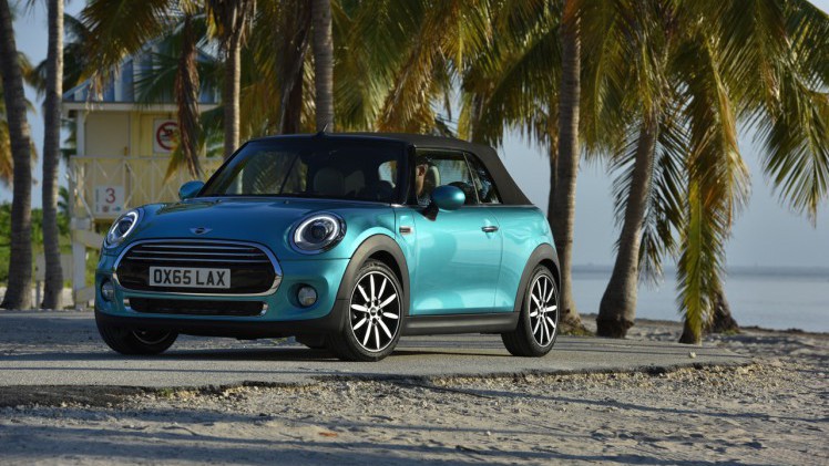 Eerste prijzen Mini Cabriolet bekend. De 2016-modellen staan vanaf 24.990 euro bij de dealer, maar verschijnen als Cooper voor 27.990 euro in de showroom. De Cooper S kost minimaal 35.990 euro.