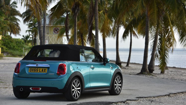 Eerste prijzen Mini Cabriolet bekend. De 2016-modellen staan vanaf 24.990 euro bij de dealer, maar verschijnen als Cooper voor 27.990 euro in de showroom. De Cooper S kost minimaal 35.990 euro.