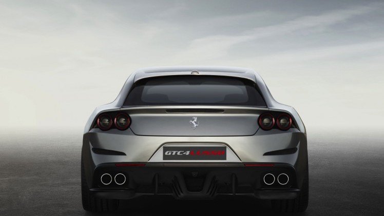Ferrari combineert in de GTC4Lusso de tractie van vierwielaandrijving aan 4RM Evo achterwielbesturing, terwijl onder de kap 690 paarden uit een V12 staan te trappelen.