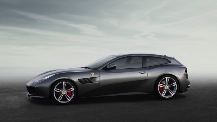 Ferrari combineert in de GTC4Lusso de tractie van vierwielaandrijving aan 4RM Evo achterwielbesturing, terwijl onder de kap 690 paarden uit een V12 staan te trappelen.