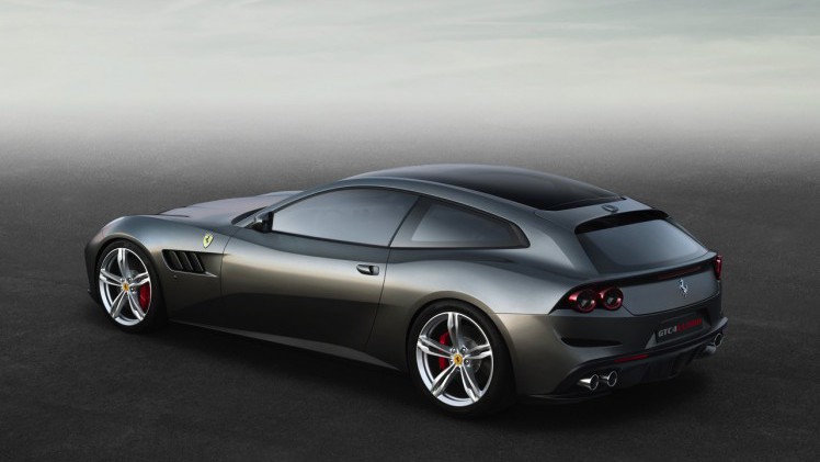 Ferrari combineert in de GTC4Lusso de tractie van vierwielaandrijving aan 4RM Evo achterwielbesturing, terwijl onder de kap 690 paarden uit een V12 staan te trappelen.