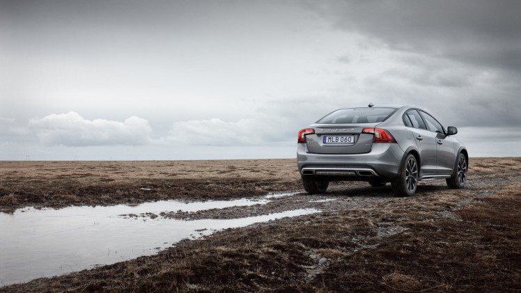 Volvo S60 Cross Country en V60 Cross Country met ingang van modeljaar 2017 in meer uitvoeringen en kleuren verkrijgbaar. Nieuw zijn de T5 AWD en D3 diesel.