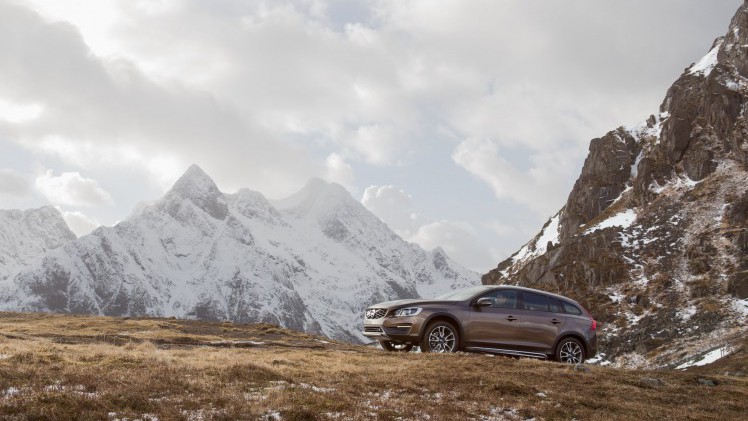 Volvo S60 Cross Country en V60 Cross Country met ingang van modeljaar 2017 in meer uitvoeringen en kleuren verkrijgbaar. Nieuw zijn de T5 AWD en D3 diesel.