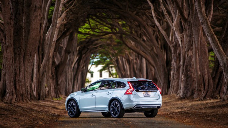 Volvo S60 Cross Country en V60 Cross Country met ingang van modeljaar 2017 in meer uitvoeringen en kleuren verkrijgbaar. Nieuw zijn de T5 AWD en D3 diesel.