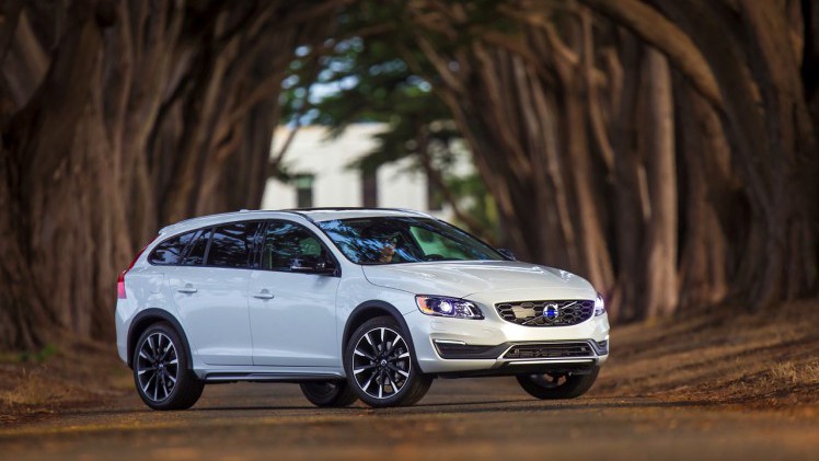 Volvo S60 Cross Country en V60 Cross Country met ingang van modeljaar 2017 in meer uitvoeringen en kleuren verkrijgbaar. Nieuw zijn de T5 AWD en D3 diesel.