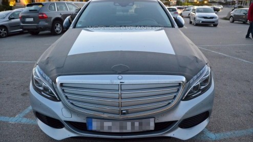 Mercedes-Benz heeft het maar druk met de nieuwe generatie C-klasse. Zo is de C-klasse Estate al regelmatig gespot en duikt nu ook de C-klasse Plug-in Hybrid op.