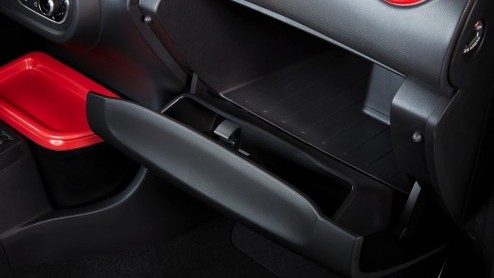 Nieuwe Renault Twingo introductie vanaf september bij de dealer. Leverbaar met SCe70 en TCe90 driecilinders. Standaard vijfdeurs en ruimer dan ooit. Maar ook kleiner.