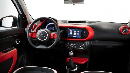 Nieuwe Renault Twingo introductie vanaf september bij de dealer. Leverbaar met SCe70 en TCe90 driecilinders. Standaard vijfdeurs en ruimer dan ooit. Maar ook kleiner.