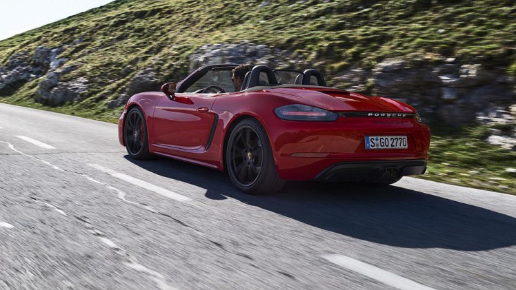 Porsche breidt het programma van de 718 Boxster en Cayman uit met de GTS-versie de 35 pk extra levert.