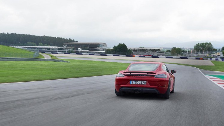 Porsche breidt het programma van de 718 Boxster en Cayman uit met de GTS-versie de 35 pk extra levert.