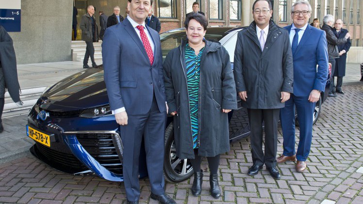 Nederland breidt het netwerk waterstoftankstations de komende jaren flink uit. Waterstofauto's kunnen in 2018 bij 16 tankstations tanken. In 2020 telt ons land twintig waterstoftankstations.