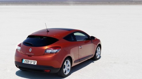 Het gevecht in de compacte middenklasse is blijvend losgebarsten. Met de onthulling van de nieuwe Golf VI en Renault Megane worden ook de prijzen bekend gemaakt. De Fransman staat vanaf 21.500 euro in
