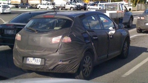 Vandaag nog meer spionagebeelden van de Renault Mgane! Dit keer werd de nieuwe Fransman gespot in Australie. Zoals bekend is de Mgane gebaseerd op de Altica concept en kunnen we de 'naakte' producti