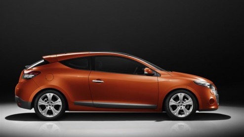 De nieuw Megane-familie wordt gestaag uitgebreid met de Coup-versie. Deze fonkelnieuwe Fransman is zoals de naam doet vermoeden op de sportieve rijder ingestelde en wordt geleverd met moderne (turbo)