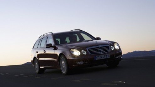 Mercedes belicht graag nog eens de zakelijke kant van de E-Klasse Estate. Deze ruime en courante reiscombi is er nu als Business Edition. De prijzen beginnen onder de psychologische grens van 50.000 e