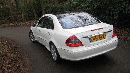 Mercedes heeft deze maand de nieuwe E-Klasse officieel voorgesteld. Vlak daarvoor reden wij met een bijzonder vooruitstrevend exemplaar van de huidige generatie, namelijk de E300 BlueTEC. Door een gea