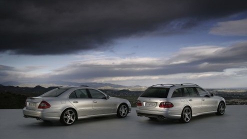 Je hebt snel, je hebt sneller, je hebt snelst en vanaf nu heb je E63 AMG. Maar liefst 514 pk en 630 Nm koppel krijgt de nieuwe super sedan, of Combi, van Mercedes. M5, wat is dat?