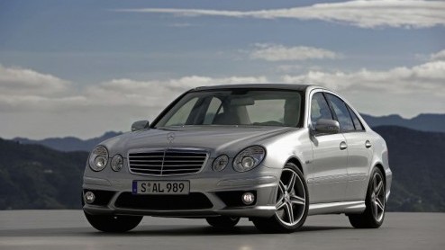 Je hebt snel, je hebt sneller, je hebt snelst en vanaf nu heb je E63 AMG. Maar liefst 514 pk en 630 Nm koppel krijgt de nieuwe super sedan, of Combi, van Mercedes. M5, wat is dat?