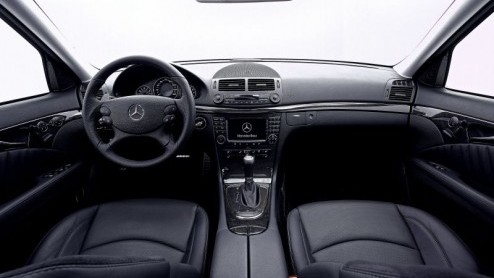 Je hebt snel, je hebt sneller, je hebt snelst en vanaf nu heb je E63 AMG. Maar liefst 514 pk en 630 Nm koppel krijgt de nieuwe super sedan, of Combi, van Mercedes. M5, wat is dat?