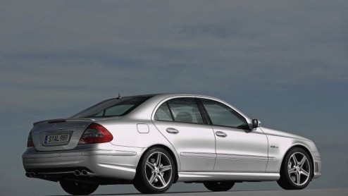 Je hebt snel, je hebt sneller, je hebt snelst en vanaf nu heb je E63 AMG. Maar liefst 514 pk en 630 Nm koppel krijgt de nieuwe super sedan, of Combi, van Mercedes. M5, wat is dat?