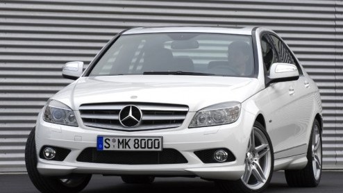 En daar is hij dan, de Benz C-Klasse. We wisten natuurlijk al hoe hij er uit zag, maar nu is er ook wat meer info beschikbaar.