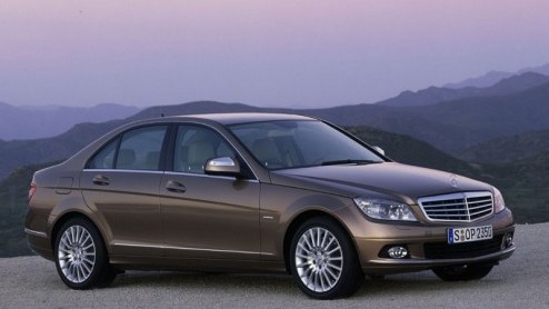 En daar is hij dan, de Benz C-Klasse. We wisten natuurlijk al hoe hij er uit zag, maar nu is er ook wat meer info beschikbaar.