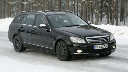 Mercedes is druk bezig met nieuwe autos blijkt uit alweer het derde Scoop! bericht van deze dag van het merk. Dit keer is het de Combi uitvoering van de C-Klasse die door onze fotografen is gespot in