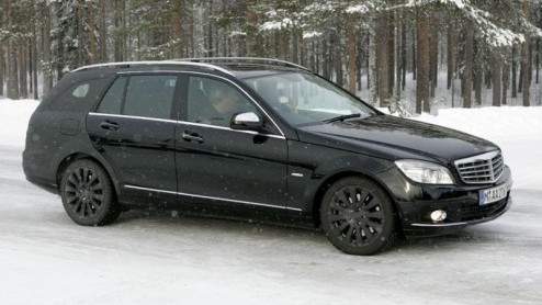 Mercedes is druk bezig met nieuwe autos blijkt uit alweer het derde Scoop! bericht van deze dag van het merk. Dit keer is het de Combi uitvoering van de C-Klasse die door onze fotografen is gespot in