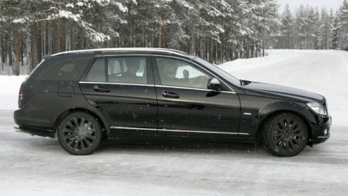 Mercedes is druk bezig met nieuwe autos blijkt uit alweer het derde Scoop! bericht van deze dag van het merk. Dit keer is het de Combi uitvoering van de C-Klasse die door onze fotografen is gespot in