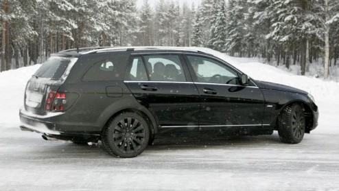 Mercedes is druk bezig met nieuwe autos blijkt uit alweer het derde Scoop! bericht van deze dag van het merk. Dit keer is het de Combi uitvoering van de C-Klasse die door onze fotografen is gespot in