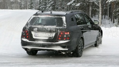 Mercedes is druk bezig met nieuwe autos blijkt uit alweer het derde Scoop! bericht van deze dag van het merk. Dit keer is het de Combi uitvoering van de C-Klasse die door onze fotografen is gespot in