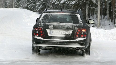 Mercedes is druk bezig met nieuwe autos blijkt uit alweer het derde Scoop! bericht van deze dag van het merk. Dit keer is het de Combi uitvoering van de C-Klasse die door onze fotografen is gespot in