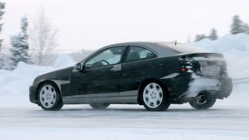 Mercedes heeft onlangs de opvolger van een van zijn belangrijkste modellen aan de wereld laten zien. Mercedes kennende krijgen we ook van deze C-Klasse weer een hoop uitvoeringen, getuige de fotos.