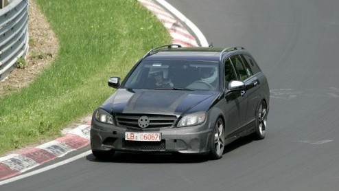 Ben je je schamele 367 pk ook zo zat? Dan heb ik goed nieuws voor je. Mercedes stopt de bekende 6.3 liter V8 nu ook in de C Estate. Dat wordt nog sneller boodschappen doen!