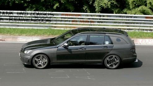 Ben je je schamele 367 pk ook zo zat? Dan heb ik goed nieuws voor je. Mercedes stopt de bekende 6.3 liter V8 nu ook in de C Estate. Dat wordt nog sneller boodschappen doen!