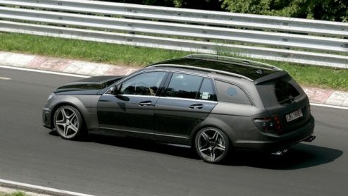 Ben je je schamele 367 pk ook zo zat? Dan heb ik goed nieuws voor je. Mercedes stopt de bekende 6.3 liter V8 nu ook in de C Estate. Dat wordt nog sneller boodschappen doen!