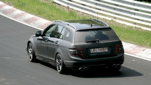Ben je je schamele 367 pk ook zo zat? Dan heb ik goed nieuws voor je. Mercedes stopt de bekende 6.3 liter V8 nu ook in de C Estate. Dat wordt nog sneller boodschappen doen!