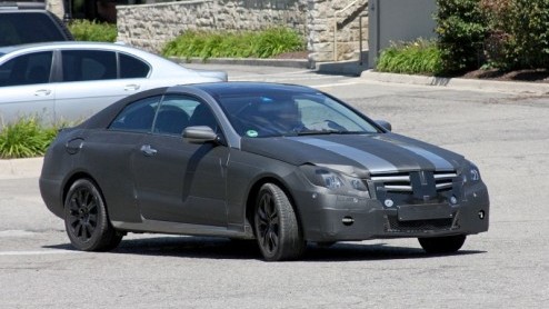 Het is lang stil geweest rondom de CLK. Geen wonder, Mercedes timmert flink aan de weg met facelifts en nieuwe modellen. Vandaag komt de CLK dus weer in beeld. Hij zal zijn basis delen met de C-Klasse