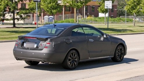 Het is lang stil geweest rondom de CLK. Geen wonder, Mercedes timmert flink aan de weg met facelifts en nieuwe modellen. Vandaag komt de CLK dus weer in beeld. Hij zal zijn basis delen met de C-Klasse