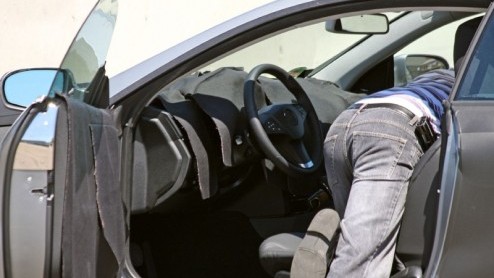 Het is lang stil geweest rondom de CLK. Geen wonder, Mercedes timmert flink aan de weg met facelifts en nieuwe modellen. Vandaag komt de CLK dus weer in beeld. Hij zal zijn basis delen met de C-Klasse