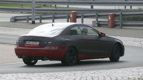 De nieuwe Mercedes CLK belooft te groeien in alle opzichten. Meer centimeters, en meer elegantie, bijvoorbeeld. De nieuwkomer is gebaseerd op de C-Klasse, maar wordt uiteraard wel op smaak van een cou