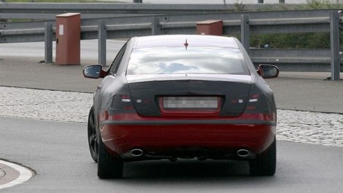 De nieuwe Mercedes CLK belooft te groeien in alle opzichten. Meer centimeters, en meer elegantie, bijvoorbeeld. De nieuwkomer is gebaseerd op de C-Klasse, maar wordt uiteraard wel op smaak van een cou