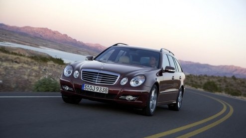 Mercedes heeft zijn E-Klasse na 4 jaar een facelift gegeven. In totaal zijn er een kleine 2000 onderdelen vernieuwd of doorontwikkeld. Uiterlijk zijn de veranderingen miniem gebleven.
