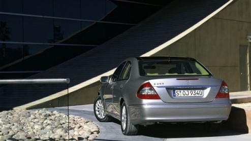 Mercedes heeft zijn E-Klasse na 4 jaar een facelift gegeven. In totaal zijn er een kleine 2000 onderdelen vernieuwd of doorontwikkeld. Uiterlijk zijn de veranderingen miniem gebleven.